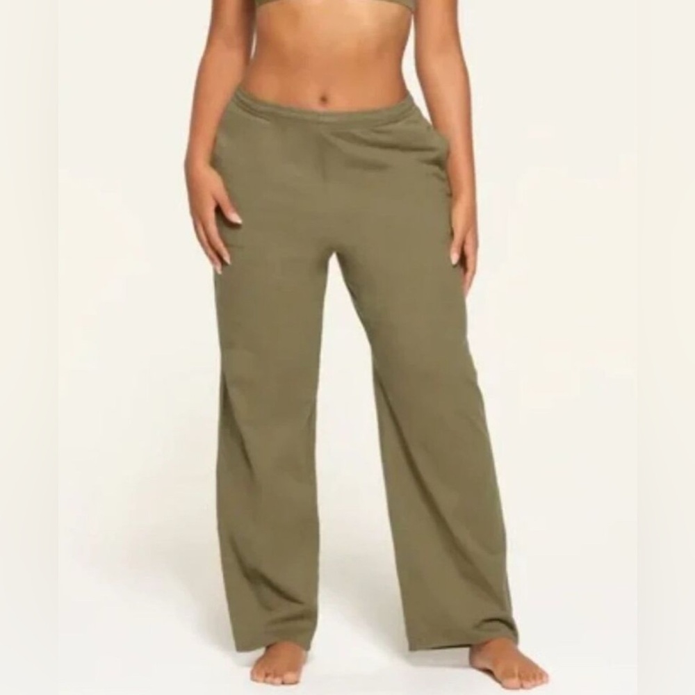 SKIMS🧨Outdoor Woven Drawstring ‘Drapey’ Wide Leg
Pants / in ARMY/ MEDIUM / NWT 💖